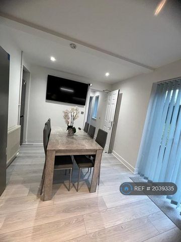 1 bedroom in a house share to rent - Photo 3