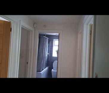 4 Bed Semi-Detached House, Woodside Grange Road, N12 - Photo 4