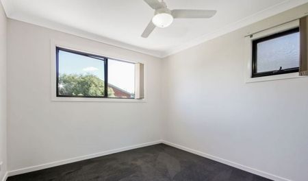 Spacious 3 Bedroom Townhouse In Prime Location - Photo 5