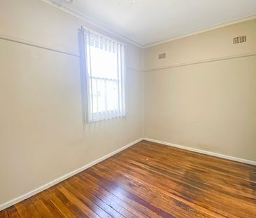 Quaint home in suburban location - Photo 2