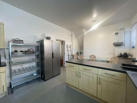 6 bedroom flat to rent - Photo 3