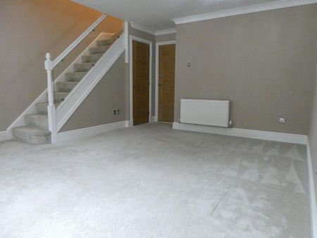 2 bedroom mews to rent - Photo 2