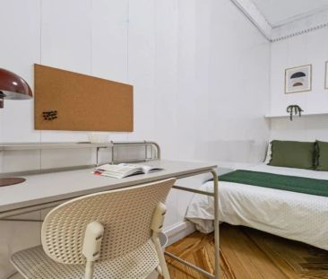 Room in a shared 9-bedroom apartment for rent in Castellana, ideal for students and professionals. - Foto 2