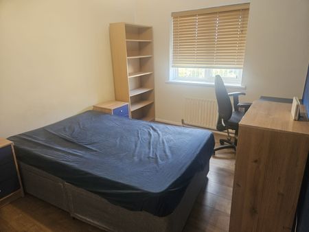 Room in a Shared Flat, High Road, N11 - Photo 4