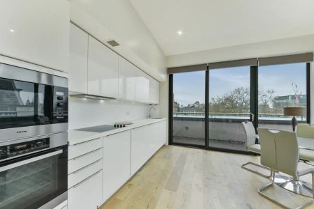 3 bedroom flat in London - Photo 5