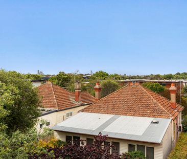 Spacious, Renovated & Rare – 2 Bathrooms in Prime Elwood - Photo 2