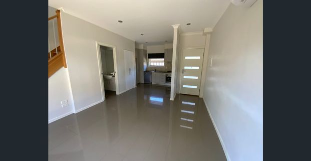 LOW MAINTENANCE, BRIGHT & MODERN - Photo 1