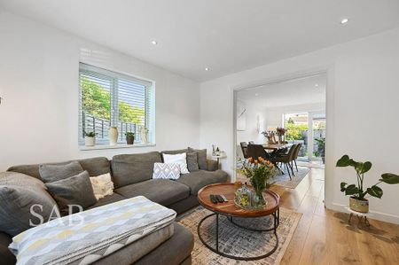 4 bedroom end of terrace house to rent - Photo 2