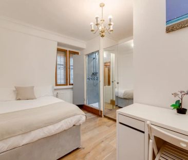 3 bedroom flat in London - Photo 4