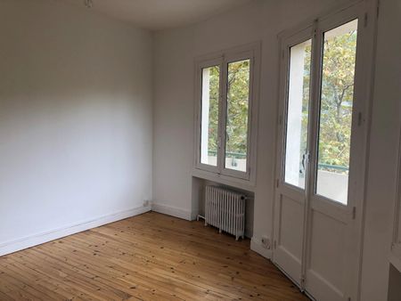Location Appartement 3 pièces 85m² ST ETIENNE 42000 - Photo 2