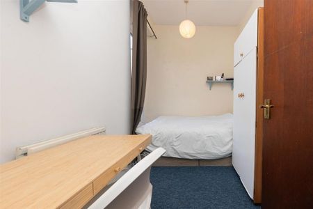 3 bedroom flat to rent - Photo 4
