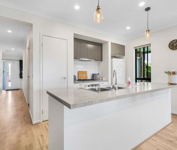 Modern 3-Bedroom Family Home with Spacious Living & Outdoor Enterta... - Photo 3