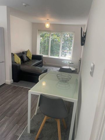 4 bedroom apartment to rent - Photo 2