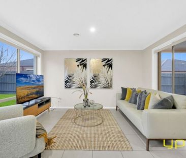 Don’t miss this stunning family rental in Lynbrook! - Photo 2