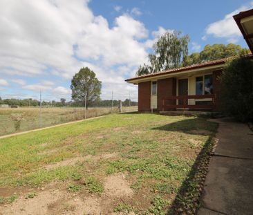 SINGLE BEDROOM, CLOSE TO TOWN - Photo 3