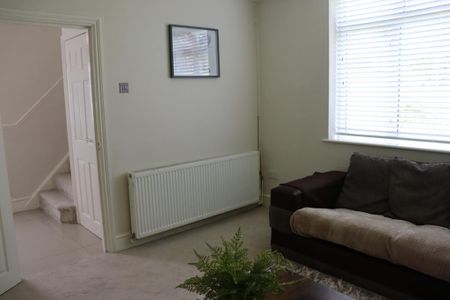 2 bedroom end of terrace house to rent - Photo 4