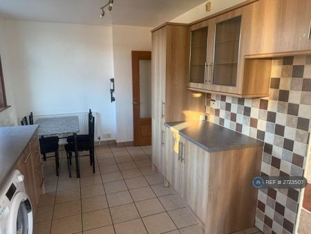 3 bedroom end of terrace house to rent - Photo 2