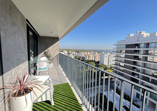 Apartamento T1 mobilado em Miraflores com Vista de Rio, a estrear