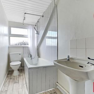 Unit F, 52 Northland Road, Derry - Photo 2