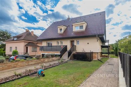 Nabídka pronájmu prostorného bytu 4+1 s terasou a zahradou, Pod urnovým hájem 45, Praha-Zbraslav, ideální pro rodiny, výhled na panorama - Fotografie 4