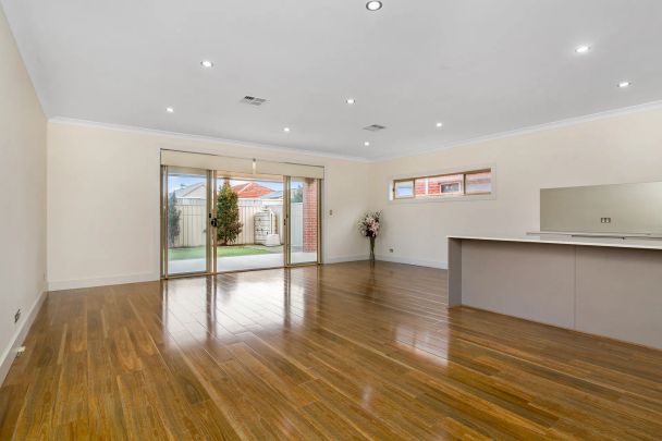 LOW MAINTENANCE 3 BEDROOM HOME ! - Photo 1