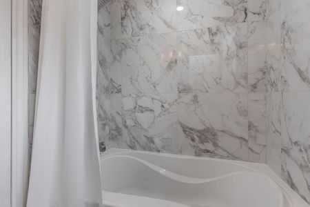 For Lease - 2458 Martin Court, Burlington, Ontario - Photo 2