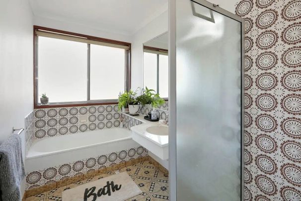 “Spacious retro style home” - Photo 1