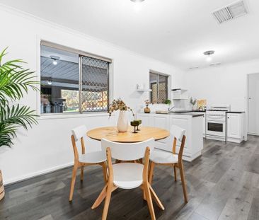 Bright, Spacious Four Bedroom Home - Your Perfect Ingle Farm Retreat! - Photo 2