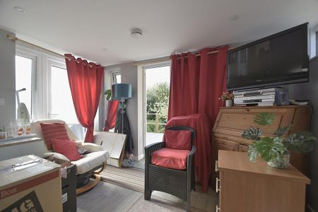 1 bedroom semi-detached bungalow to rent - Photo 2