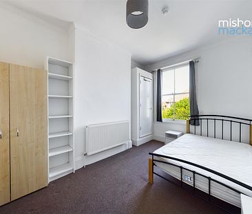 Four double bedroom garden flat, located close to the Seven Dials and within half a mile of Brighton mainline train station. Offered to let furnished. Shares welcome. Available 4th September 2024. - Photo 1