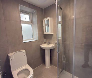 Small size studio flat with seperate kitchen- £1200 inclusive bills - Photo 5