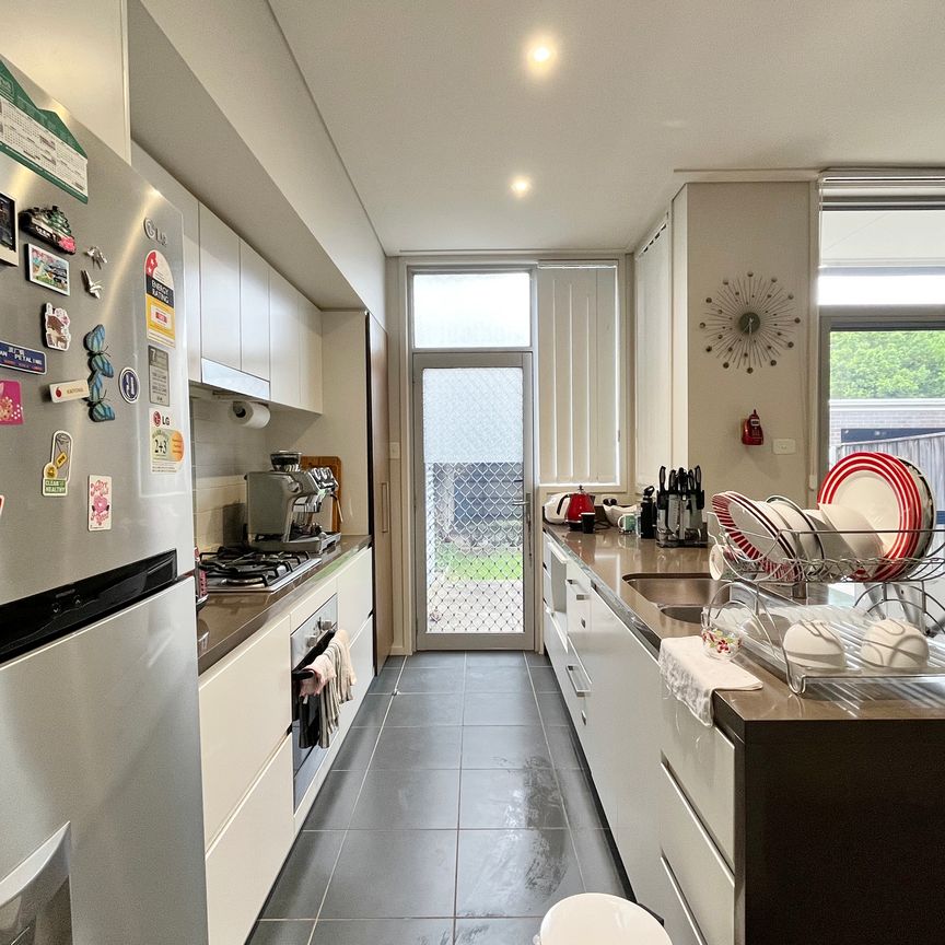 3 Bedroom 2.5 Bathroom 2 Locked Garage Remote Control - Photo 1