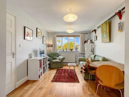 Well presented first floor 2 bedroom apartment situated in a small gated development on Histon Road. GCH. Allocated parking. Local amenities close by. Easy access to A14, M11, City centre & Science park. Part Furnished. - Photo 1