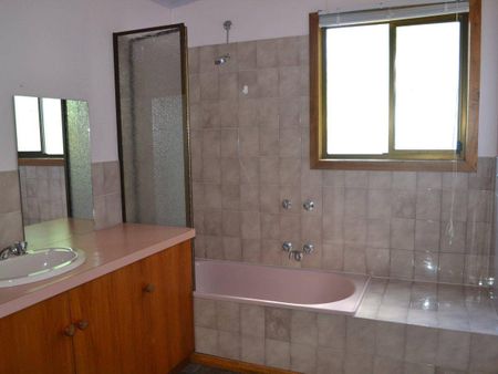 BAIRNSDALE MINERS COTTAGE - Photo 4