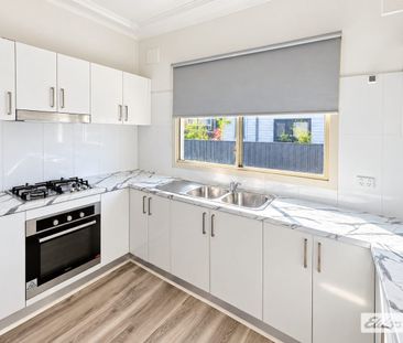 Updated Freshly Painted 3 Bedrooms Fornt House - Photo 3