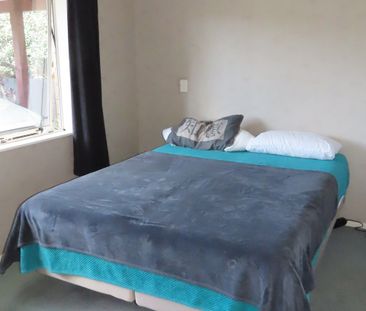 Comfortable Family Home close to everything - Photo 3