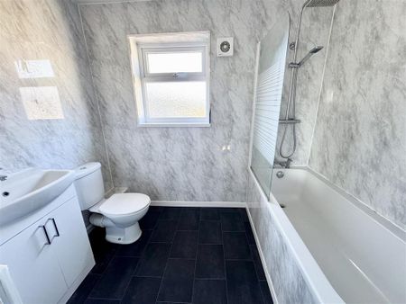 3 bedroom end of terrace house to rent - Photo 4