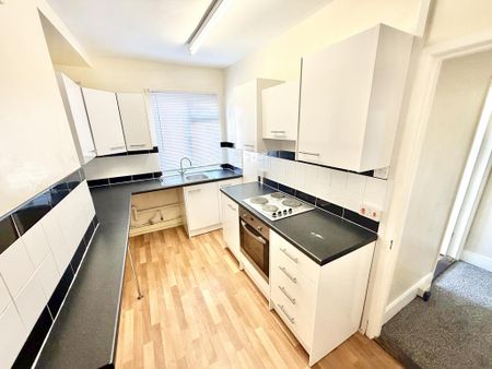 3 bedroom flat to rent - Photo 4