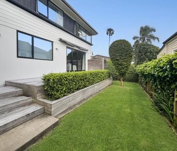 Sunny & Spacious Executive Home - Photo 5