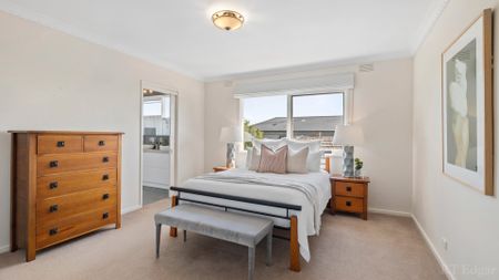 Charming 6-Bedroom Family Home - Photo 4