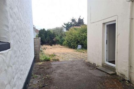 Bedroom Detached House In Bournemouth, BH9 - Photo 2