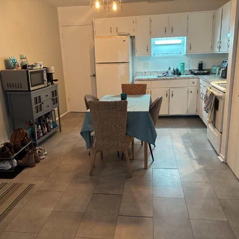 4 1/2 libre mi-novembre, semi meublé, WIFI inclus - Photo 1