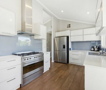 Immaculate three bedroom home with pool - Photo 6
