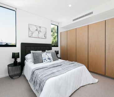 Designer 2-Bed Apartment with Balcony & Car Space in Waterloo's Ico... - Photo 4