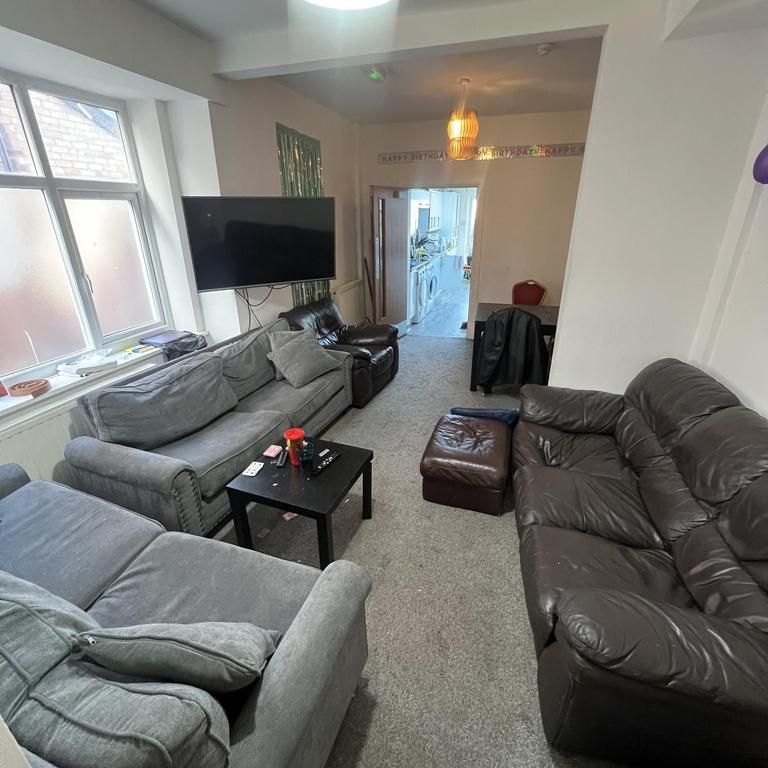 9 bedroom semi-detached house to rent - Photo 1