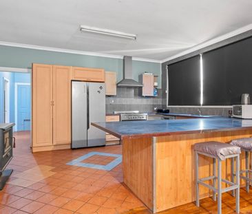 This charming 3-bedroom, 1-bathroom home offers spacious and practi... - Photo 4