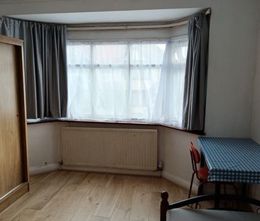 Room in a Shared House, Springfield Drive, IG2 - Photo 2