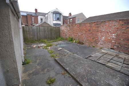To Let 1 Bed Ground Floor Flat - Photo 3