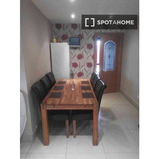 Room in shared 4-bedroom flat for rent in Drumfinn, Dublin. - Photo 1