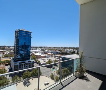 Split-level penthouse . Pets allowed. Top Floor Views. - Photo 2